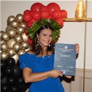 Ragazza laureata in relazioni internazionali offre lezioni d'inglese